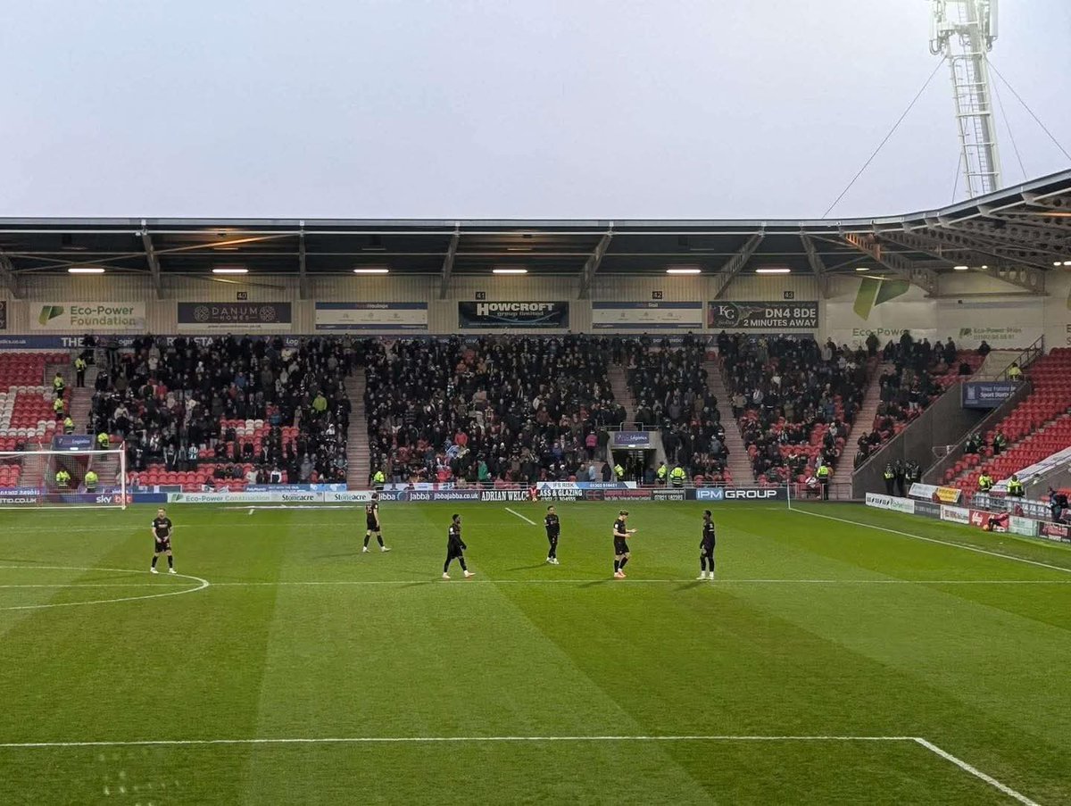 Plymouth fans at doncaster today 

#PAFC