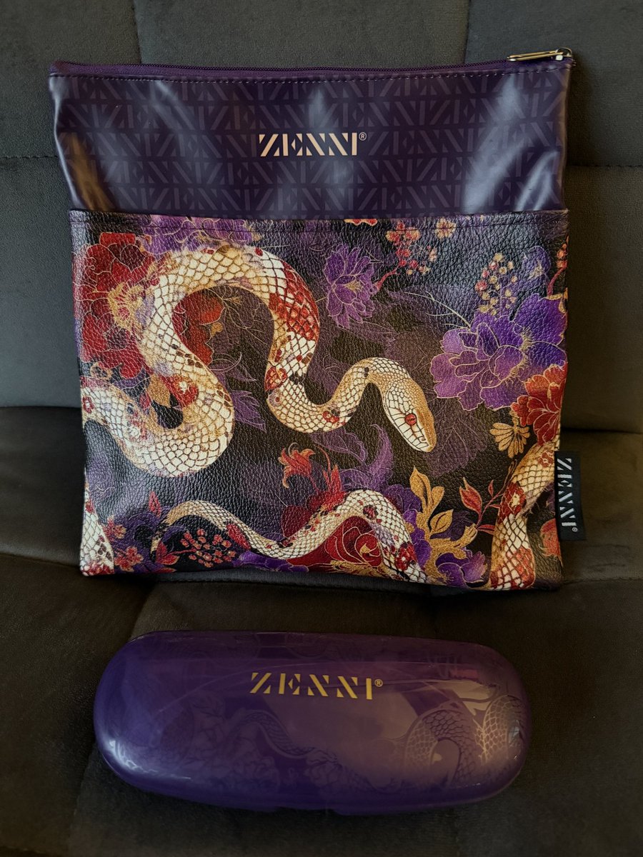 Les 50 premiers arrivés à la Kayane Session auront ce magnifique cadeau de la part de <a href="/Zenni_Gaming/">Zenni Gaming</a> ! 🔥🔥

Une paire de lunettes et sa pochette trop classe 😍 (tout violet en + !!!) 

Thank you Zenni, it’s amazing 🎁