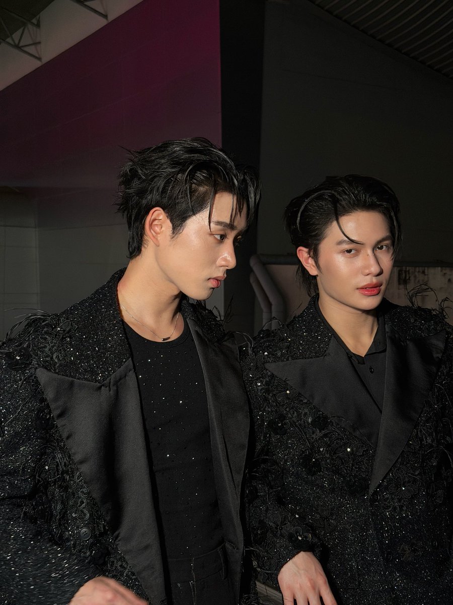 Williamjkp1's tweet image. Matching black duo 🎸🦈
#GMMTVStarlympics2025