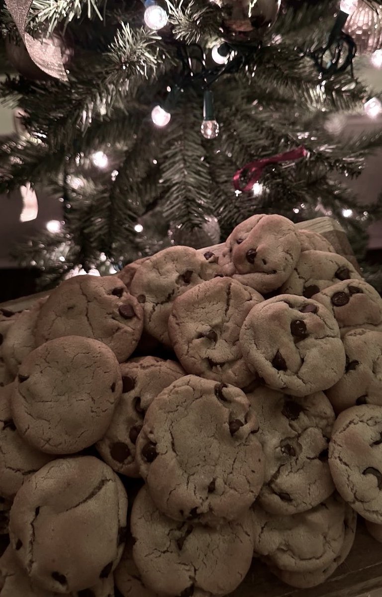 sincerelyong's tweet image. christmas movie date with mi amorcito 🎄

we made some nummy cookies &amp;amp; hot choco :3