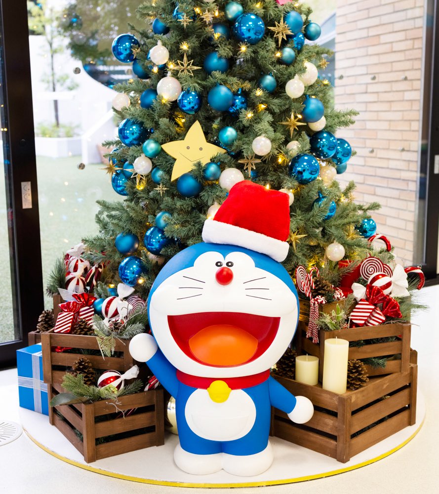 2F「みんなのひろば」では ドラえもんのクリスマスツリーが みなさまを