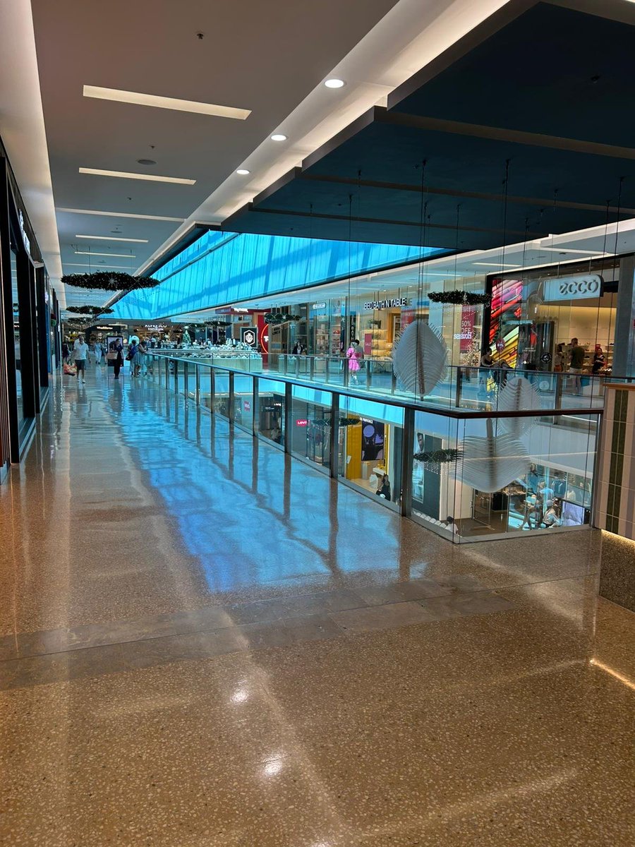 VoteLewko's tweet image. I have never seen Westfield Bondi Junction this empty just a few days before Christmas. People are scared and broke. This is Australia right now.