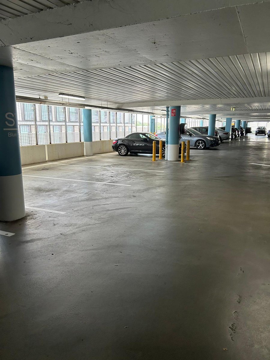 VoteLewko's tweet image. I have never seen Westfield Bondi Junction this empty just a few days before Christmas. People are scared and broke. This is Australia right now.