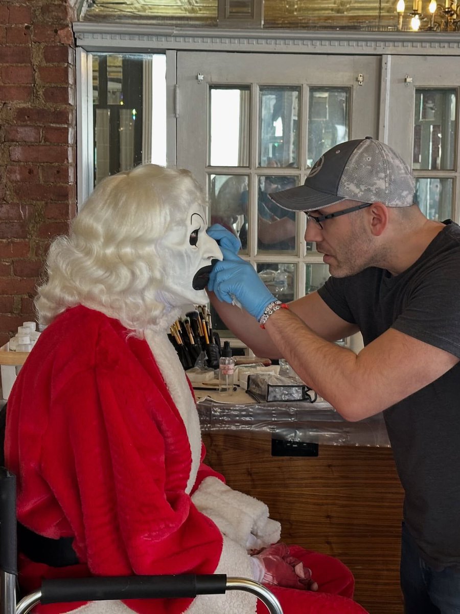 TerrifierFilm's tweet image. happy birthday to @SFXmagazine’s @darren_scott! were you lucky enough to get your hands of the #terrifier edition of the mag to read about his #terrifier3 set visit with @damienleone &amp;amp; more?