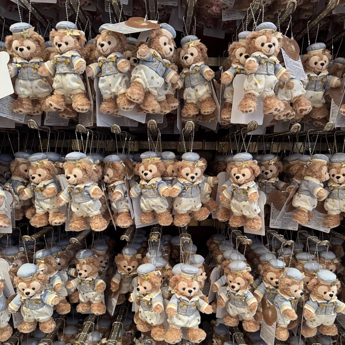 本日からダッフィー20周年の復刻版ぬいぐるみバッジの店頭販売が