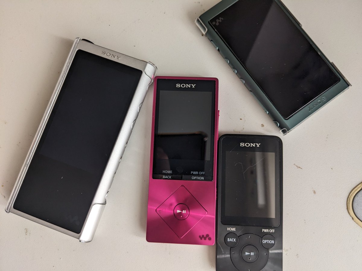 siro700's tweet image. ウォークマンってほっとくと増殖しませんか（しろめ）