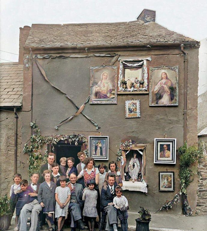 PrayTheRosary's tweet image. Irish Catholic family in 1932 Dublin
