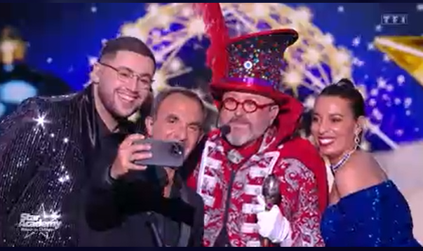 fabien_fichaux's tweet photo. Selfie de Nikos avec Ahcène, Oscar Sisto et Jeannette #StarAcademy https://t.co/ivDtWi1WXr