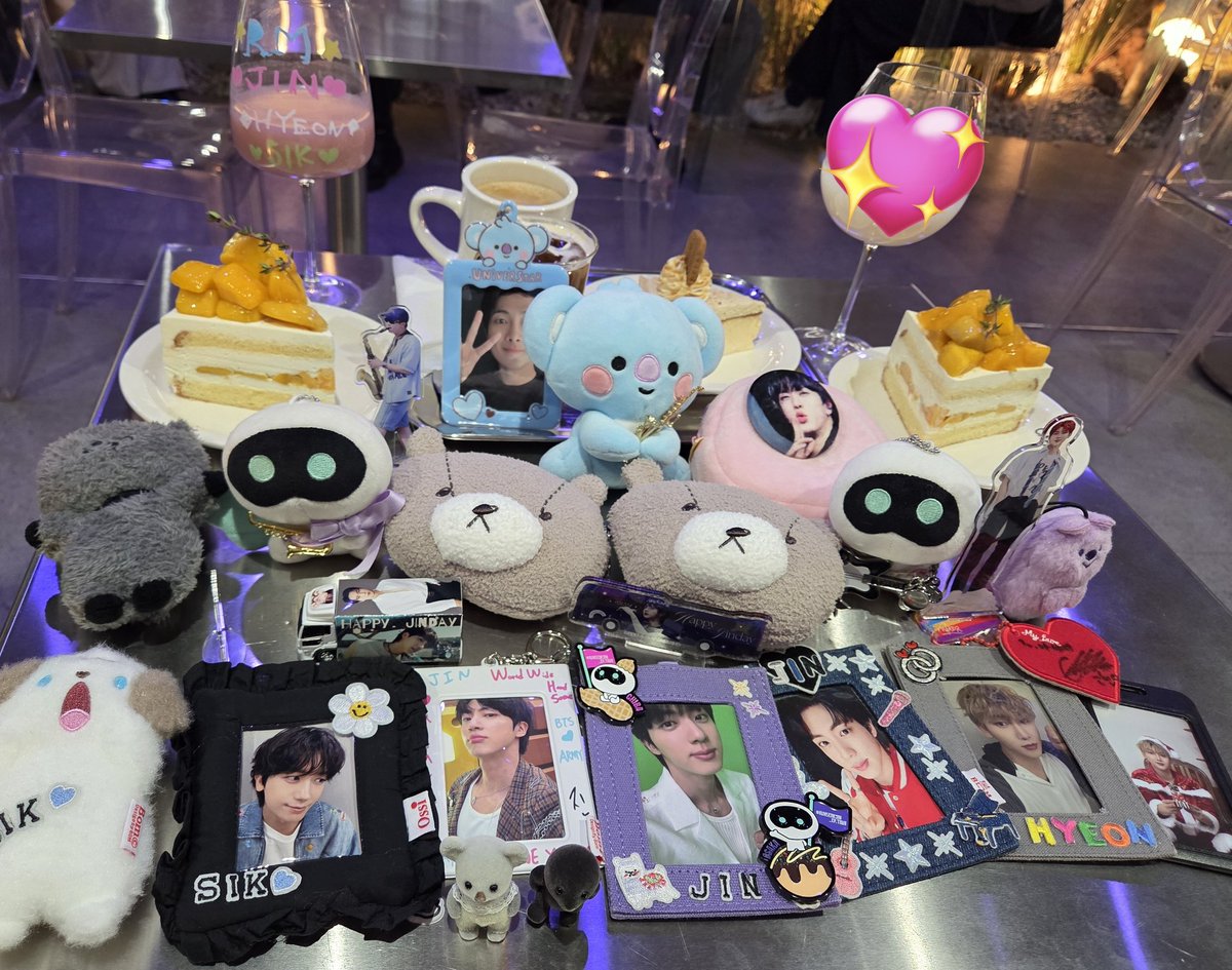 昨日は今年最後の新大久保で忘年会
地方のメンバーもいるからなかなか全員集合ができないけど…
いっぱい食べたのにポッサムしか写真がないし、乾杯はタイミング合わずバラバラだし🤣
推しもバラバラだったり複数だったりｗ
今年もお世話になりました🫶