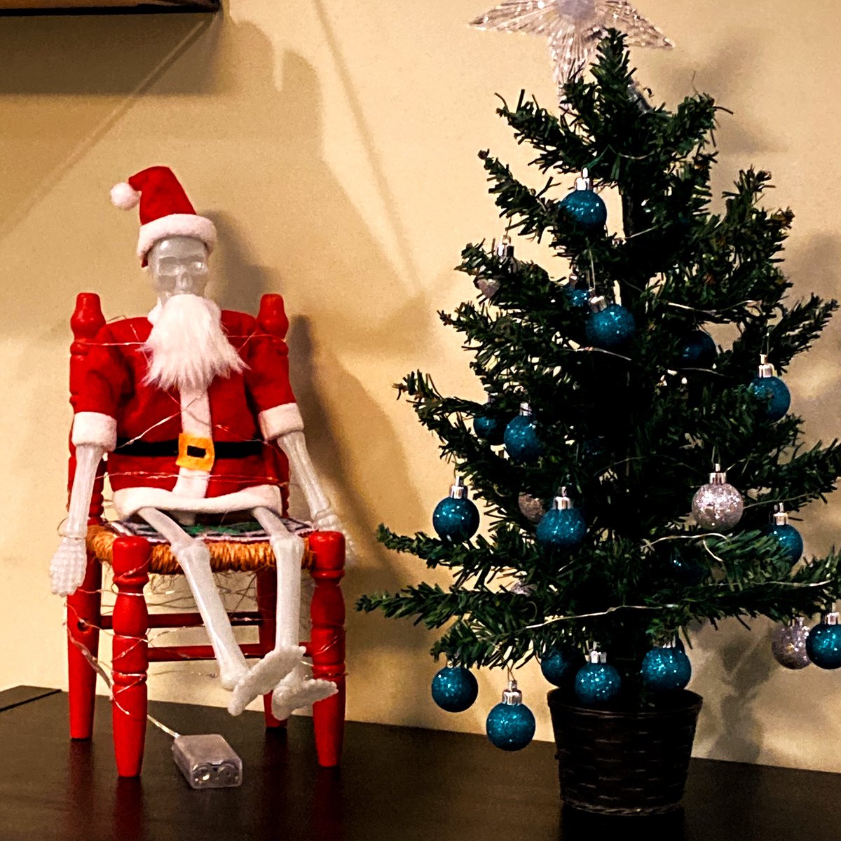 LDDLMikeD's tweet image. At my Chiropractor’s office! #christmas #santa #christmastree #bones #skeleton
