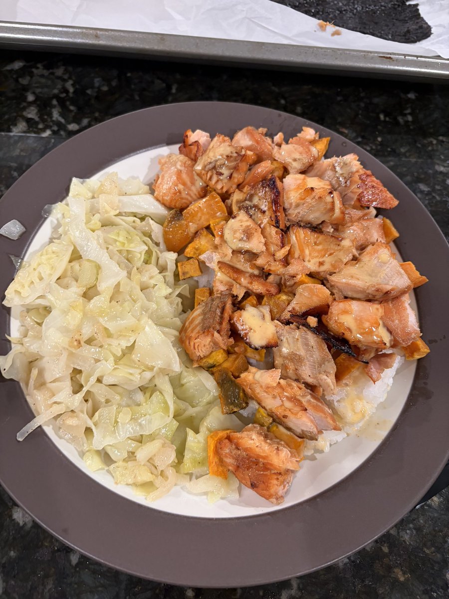 TurfSpartanLord's tweet image. Salmon bowl w/sweet potots &amp;amp; cabbage. 

Grilled stuffed burritos

Meatloaf, cream corn, &amp;amp; mashed potots. 

Chicken Soup Bread Bowl w/sausage corn dip. 

#MealsOfWinter has spoken. 
@foodiesofturf 
#GoodEats