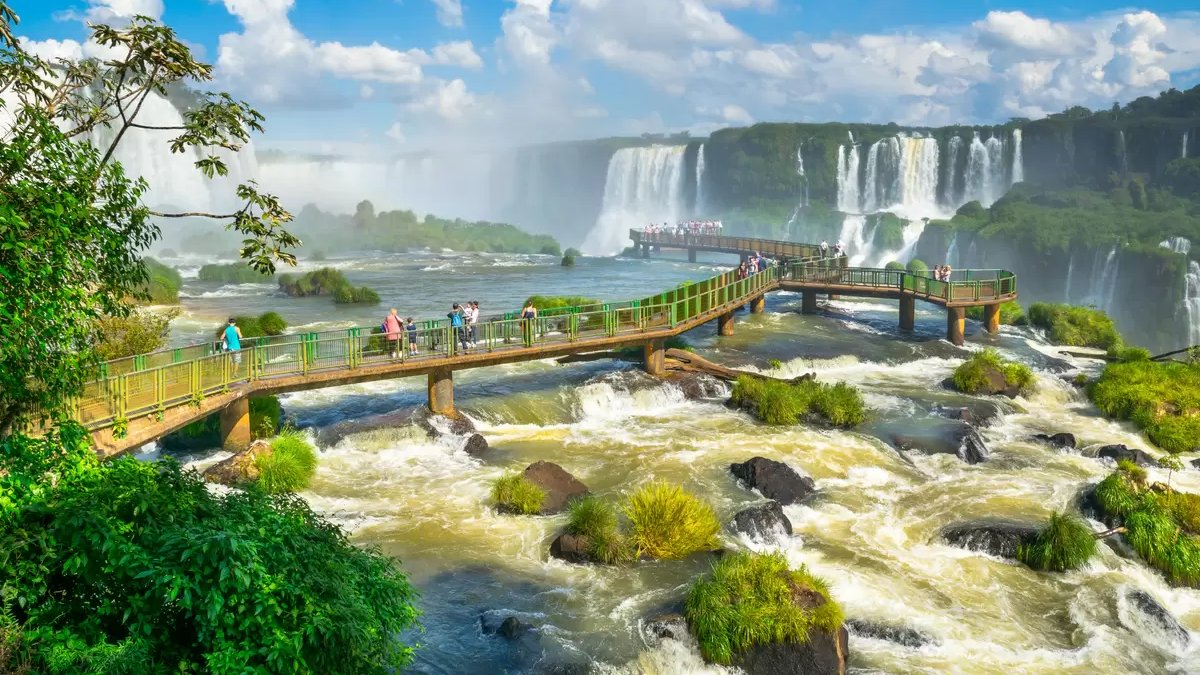 AcervoCharts's tweet image. O Brasil foi eleito o país latino mais bonito do mundo pela World Report. 🇧🇷