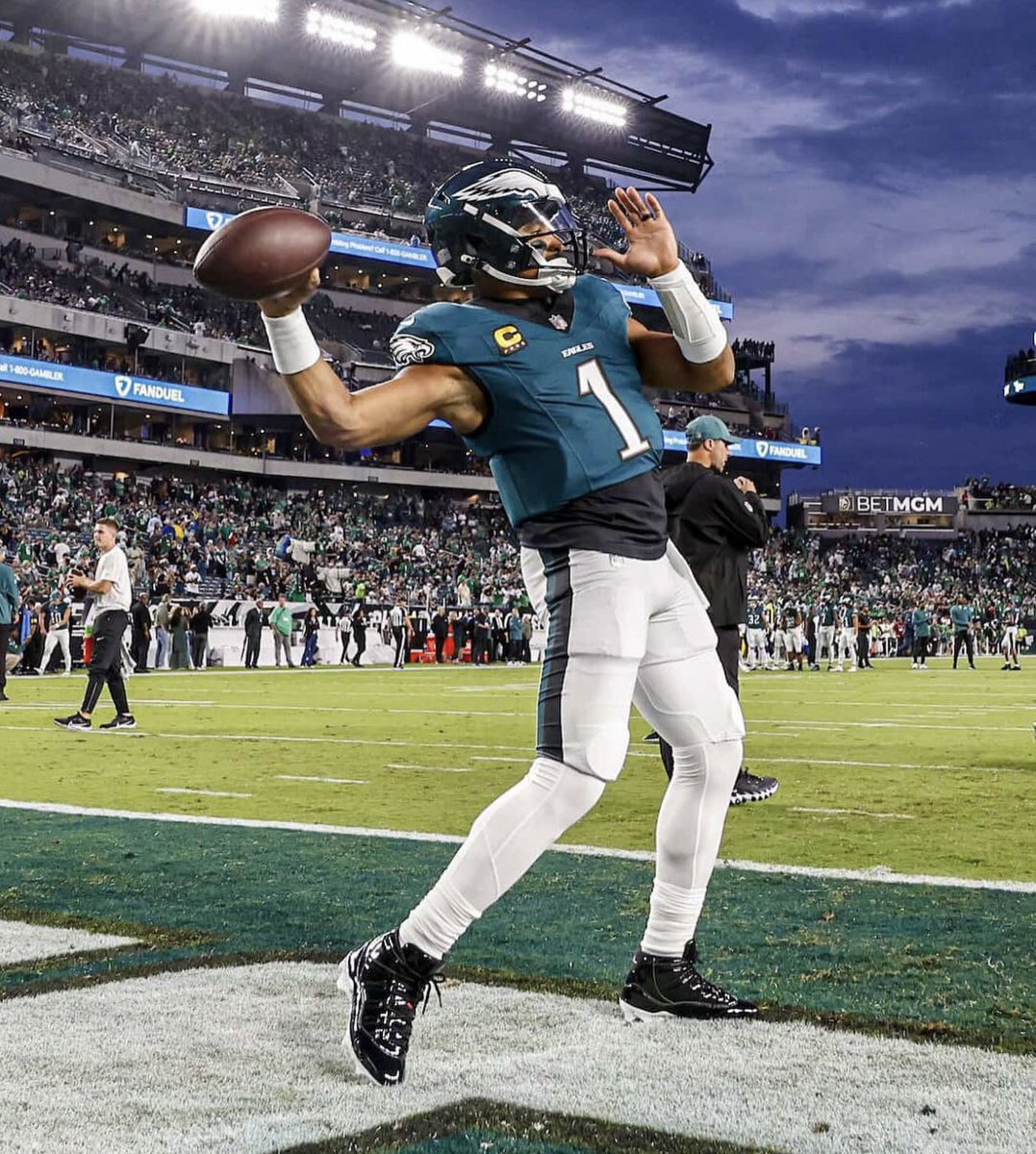 Jalen Hurts is the first QB to make the playoffs 4 straight years with 4 different OCs.

Jalen Hurts is the first QB to repeat as NFC East champ since Donovan McNabb.

The Philadelphia Eagles have clinched a top 3 seed in the playoffs.