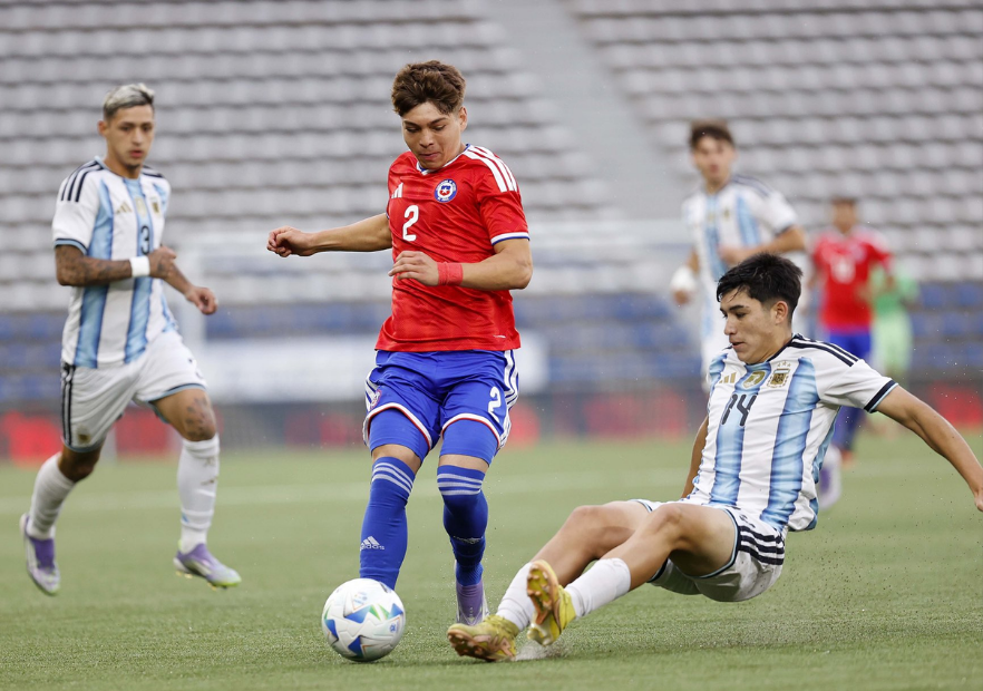 PrensaFutbol's tweet photo. 😓🇨🇱 No se pudo en casa: #LaRoja cayó ante 🇦🇷 Argentina y cerró como subcampeón en la definición de la #CopaUC. https://t.co/iULbPiJlLW https://t.co/AlEvjYcX1B