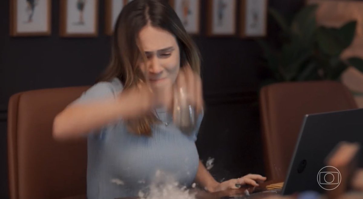 ela chamando os tios de bichas cacuras e descobrindo em seguida que ela é uma irrelevante e que o testamento deles não tem nem 10 reais pra ela, lindo de ver #tresgracas
