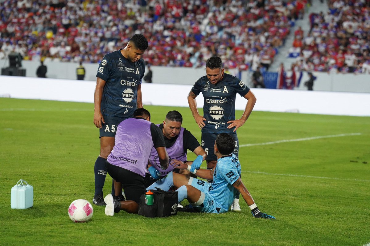 ¡SUSTITUCIÓN OBLIGATORIA! 🧤❌

El guardameta de Alianza, Mario González, tuvo que abandonar el terreno de juego tras sufrir una lesión en su mano derecha.

#LoVivimosComoVos
