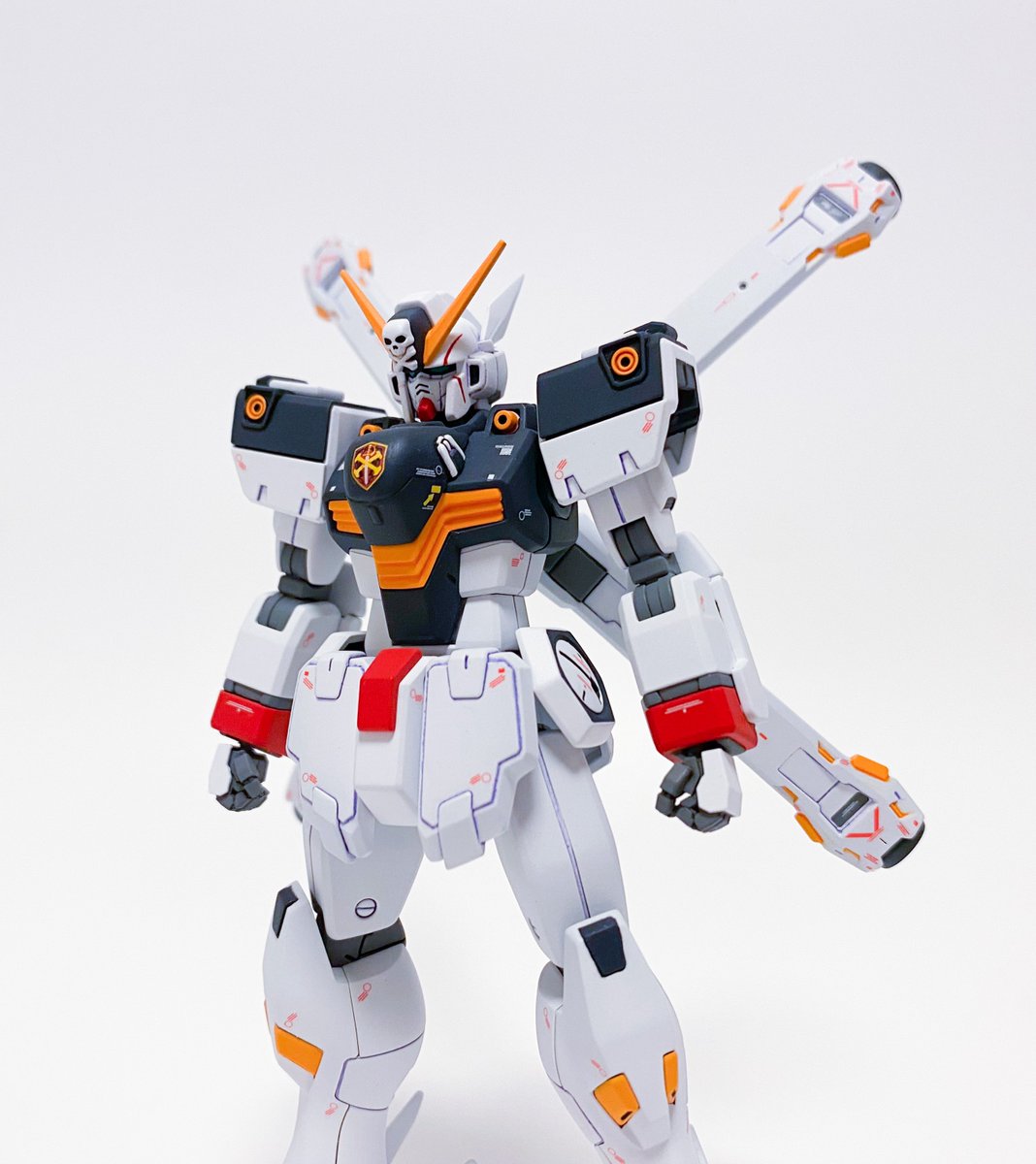 uc01530227's tweet photo. 頭部初期稿羽飾りアンテナ追加
手首交換
腰サイドアーマーV2流用
大腿部ロール軸変更
くるぶしダクト掘り込み
各部肉抜き埋め

#クロスボーン・ガンダム
#F97
#cb_g https://t.co/6wxF2gFJQ5