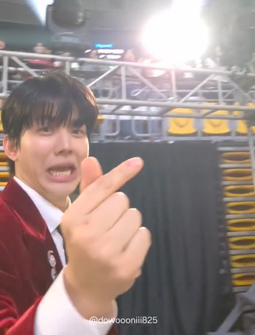 dowoonverse's tweet image. God… i love this guy so much🫰🏻