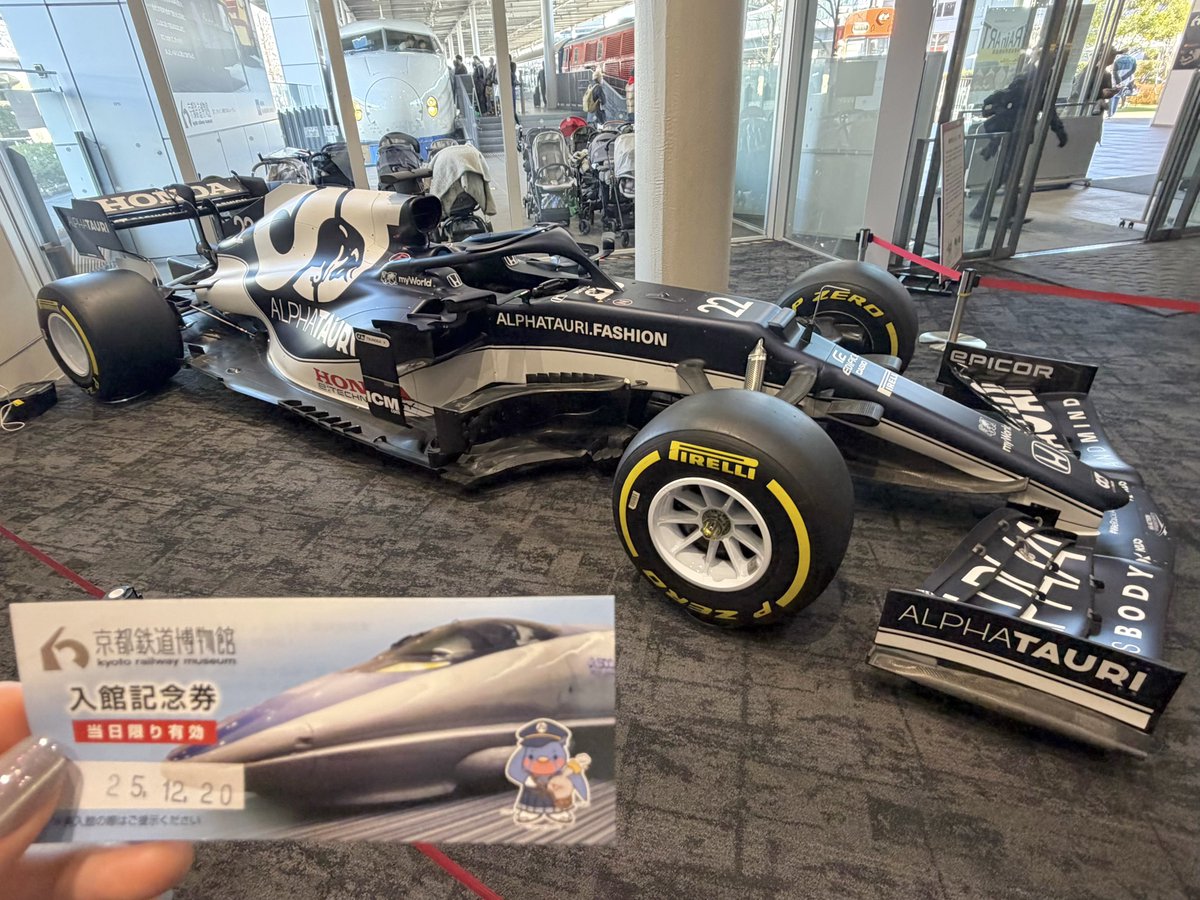 奥に見えるのは0系22形の新幹線🚄
AT02のリアウィングの裏に"ありがとう"と書かれてます
#f1jp