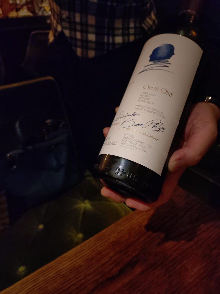 GoldSilverPhx's tweet photo. OPUS ONE(オーパス ワン)。GQuuuuuuXでシムス大尉がシャリア・ブルに贈ったカリフォルニア産の逸品です。 時間が経つほどに深みと濃厚さが増していき魔法のような一杯。ワイン通でなくても分かる美味しさで、至福のひとときでした。
#OPUSONE #ワイン
#GquuuuuuX #ガンダム https://t.co/VQHQ0QnQIe