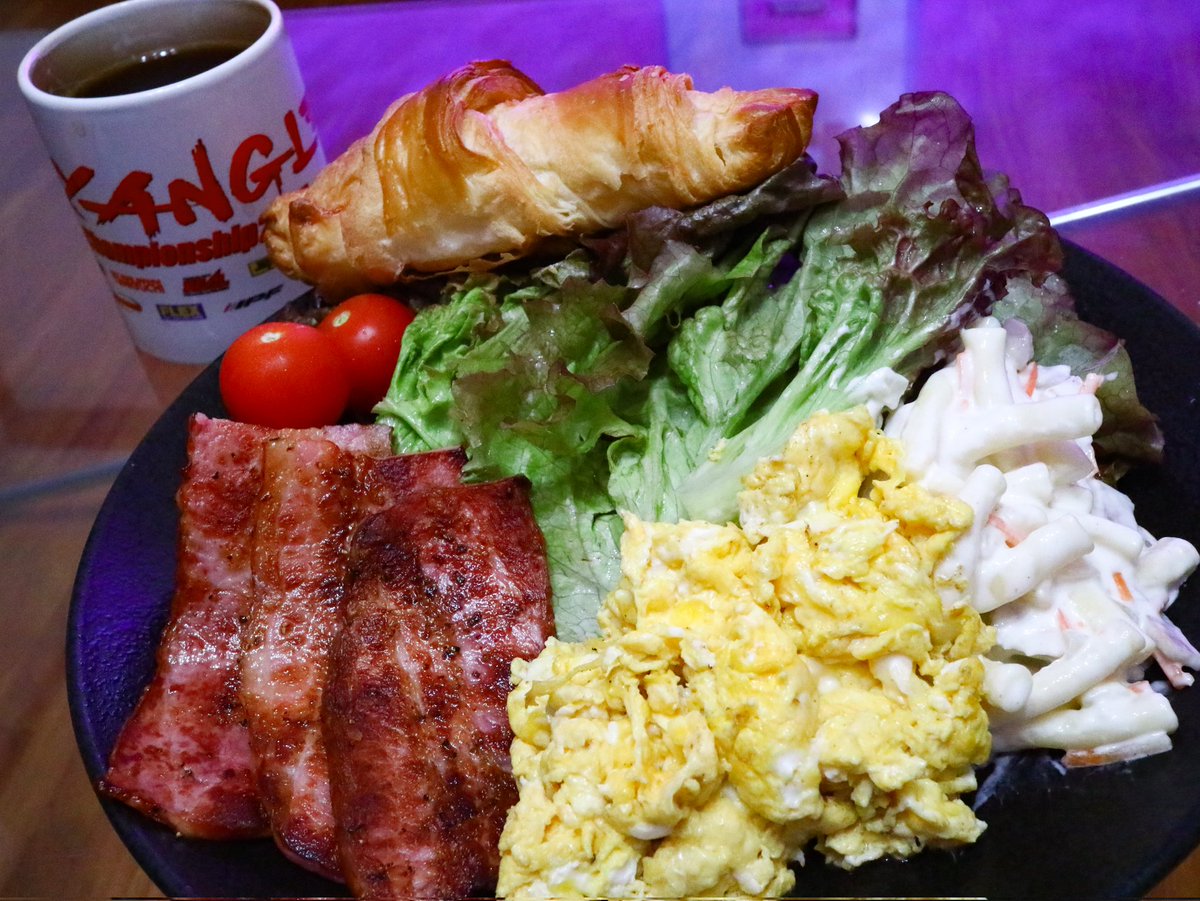 遅い朝飯…コーヒーが沁みる
色々終わらん…(-_-)