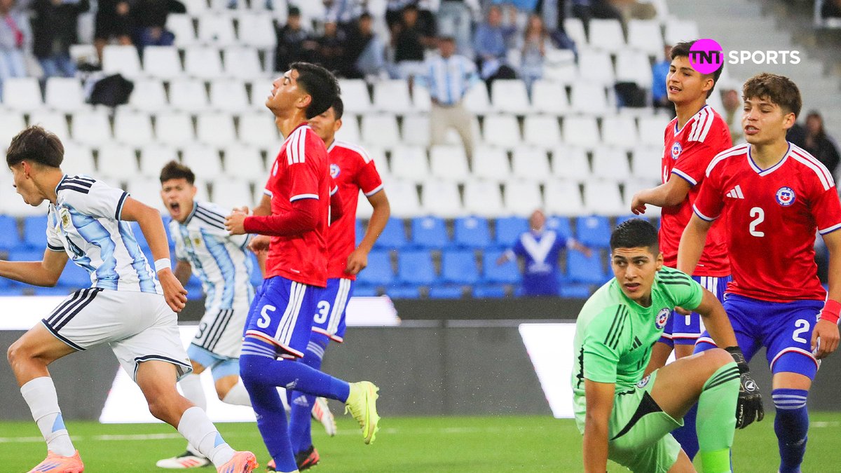 TNTSportsCL's tweet photo. 🇦🇷🏆🇨🇱Argentina le ganó 2-1 a #LaRoja y se quedó con la #CopaUC
+ ACÁ 🔗https://t.co/4qXKMX600v https://t.co/dCxigvTQNK