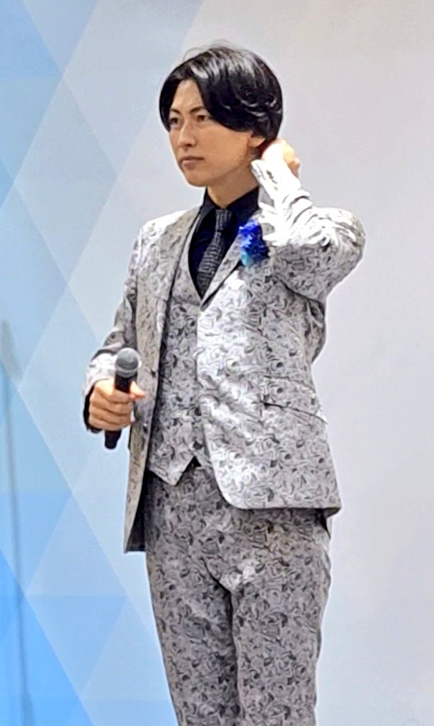 だいぶ髪が伸びて…
きっとこの方の
髪質、髪量、生え方は
美容師さん泣かせ…
気になっちゃうね…外ﾊﾈ…
#風輪
#翔司
#大丈夫
#どんな髪型でも
#存在が神
#半分は優しさで出来てる
#半分どころか8割は優しさ
#あと2割は多分お金です
#面白すぎる推し