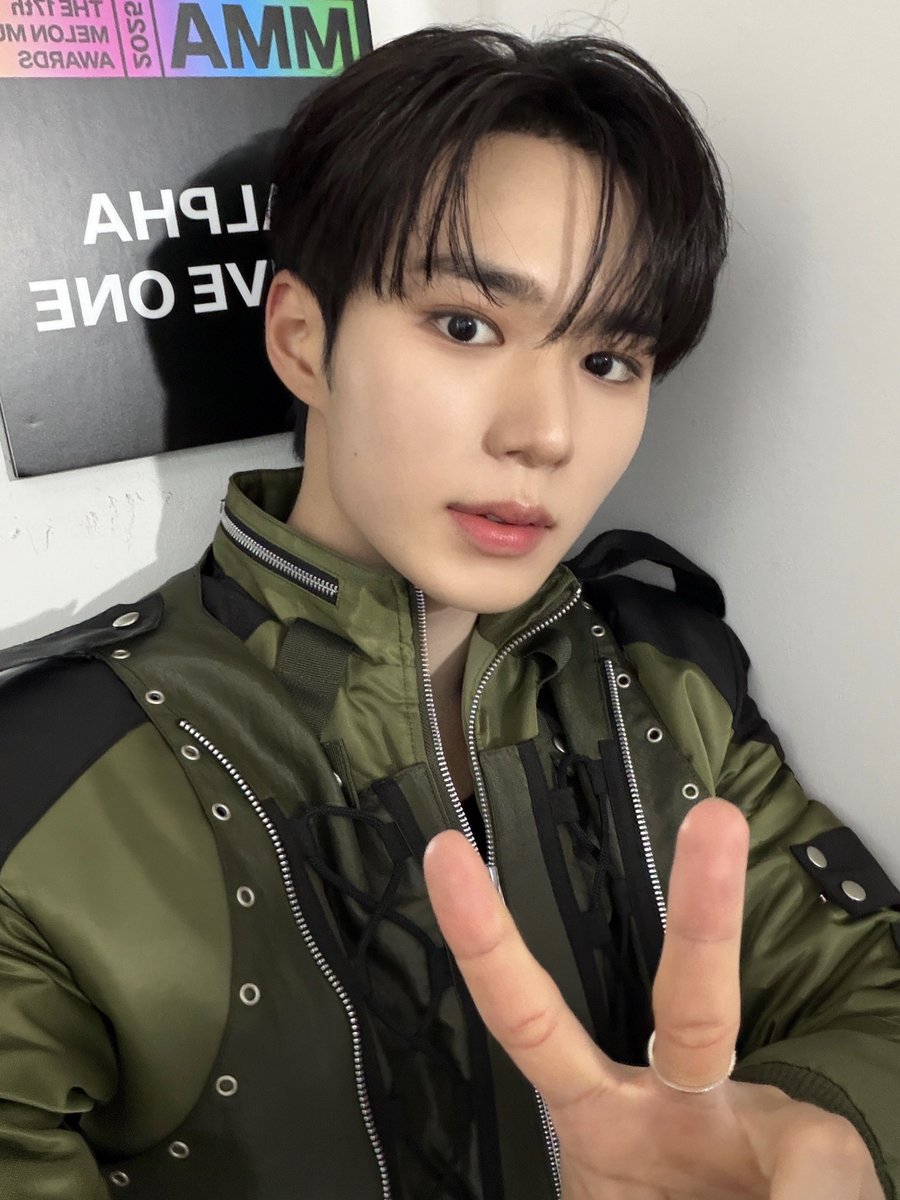 ALLYZ 여러분! 저희 MMA 무대 잘 보셨나요??
정말 멋진 모습 보여드리고 싶어서 열심히 준비했어요
선배님들의 멋진 무대들을 보면서 저희도 더 성장해서 멋진 팀이 되고 싶다는 생각이 들었어요
저희가 앨리즈의 자부심이 될 수 있게 더 노력할게요! 그치만 앨리즈는 이미 저희의 자부심이에요 ㅎㅎ