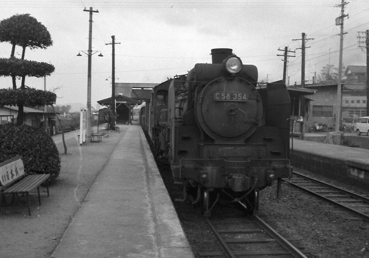 粉河駅に停車中の貨物列車。昭和４６年かな？昔の駅って樹木がちゃんと剪定されてていいよね。