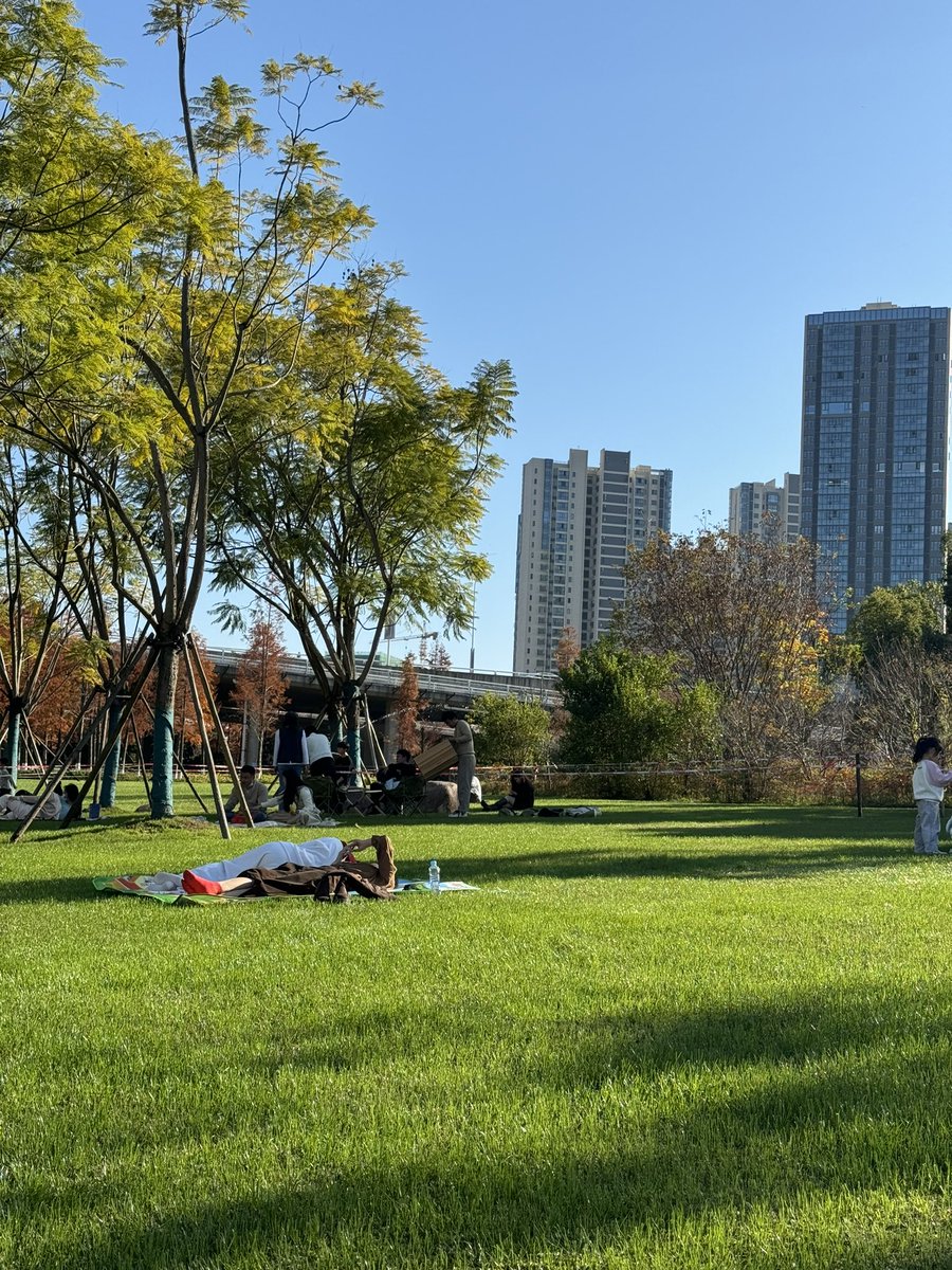 普通人想要在这个市场赚钱，很简单，买大饼就行，熊市底部一把买入，做一波大周期就行，不需要18样武艺样样精通，只需要学会一招半式就够了，真正想要赚大钱就是靠命和运，比如你底部买到了，吃到了10-20倍，这样你就体量上来了，下一轮再操作一把吃3-5倍就够了，其实所有金融市场都可以这样做！