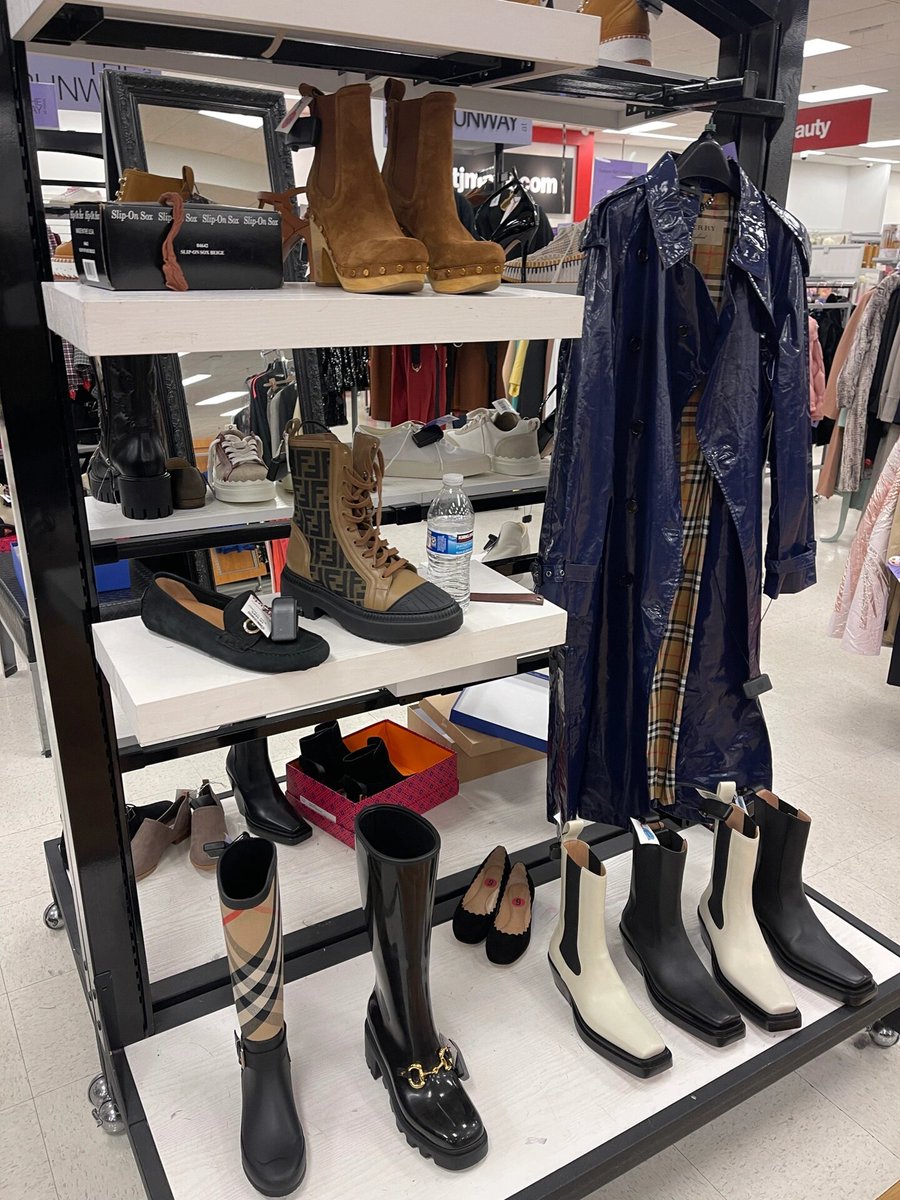 Girls just wanna have fun...and shop for shoes, bags, and everything in between. Who else loves a good shopping spree with the girls🙃