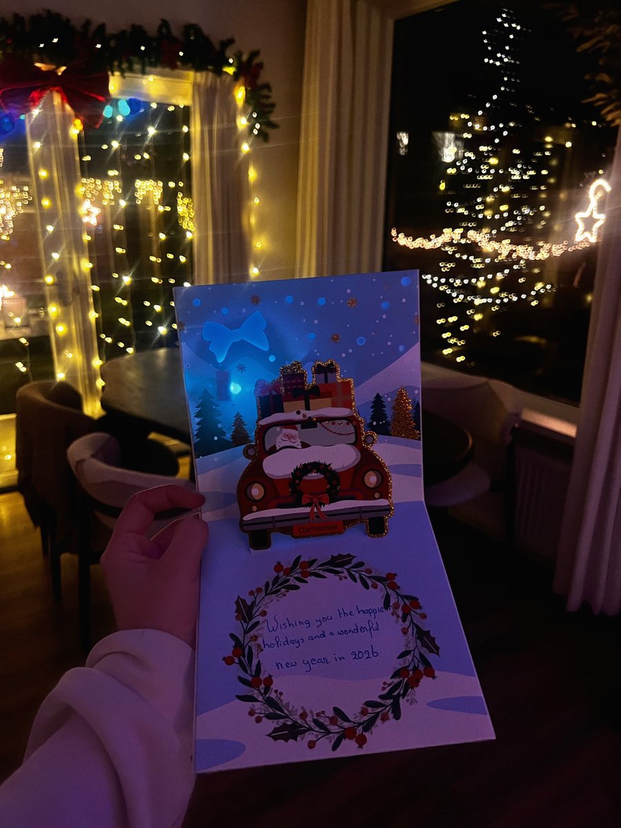 her sene yılın bu zamanı posta kutuma düşen kartpostalları okumaktan büyük keyif alıyorum. bu da bu seneki favorim, simli olduğu yetmezmiş gibi bir de müzikli ba-yıl-dım ✨