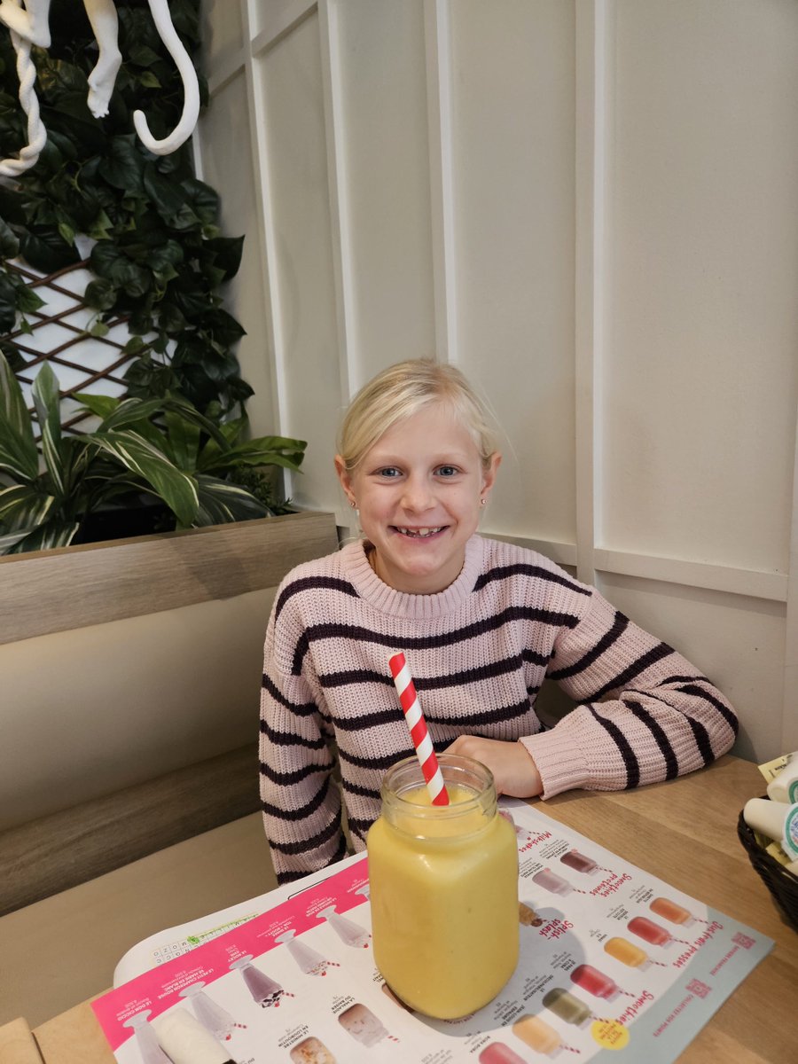 Petit smoothie à <a href="/loeufrier1_/">L'Oeufrier</a> avec ma plus jeune. Deux mois qu’on a repris la bannière, et déjà elle a son préféré. 😄

C’est beau de voir nos enfants embarquer dans l’aventure avec nous, à leur façon.

#LOeufrier #Famille #Entrepreneuriat