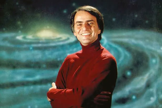 Un día como hoy, pero en 1996, fallecía Carl Sagan, astrónomo, cosmólogo y un excepcional divulgador científico.

​Fue profesor en la Universidad de Cornell y contribuyó al estudio de los planetas, siendo uno de los primeros en teorizar sobre la existencia de vida pasada en Marte