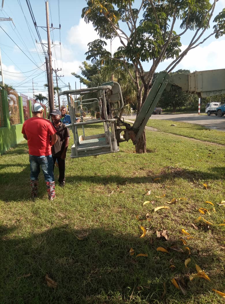 Hoy se montaron las primeras rejas en el nivel superior del edificio de la Oficina Central de TRANSCUPET, la ejecución se realizó de conjunto con la Empet,  Emserpet,  UEB Transportación de Caibarien y Aseguramiento de la Oficina Central.
#PetrolerosPorCuba
#CubaEstáFirme 
#Cuba