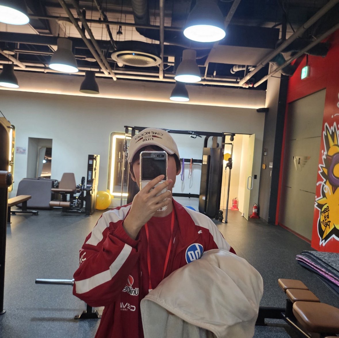 It's crazy how Peanut spends like half his free time at T1 HQ I truly believe he has a black card with Faker's signature and he just shows that to the staff and they let him in