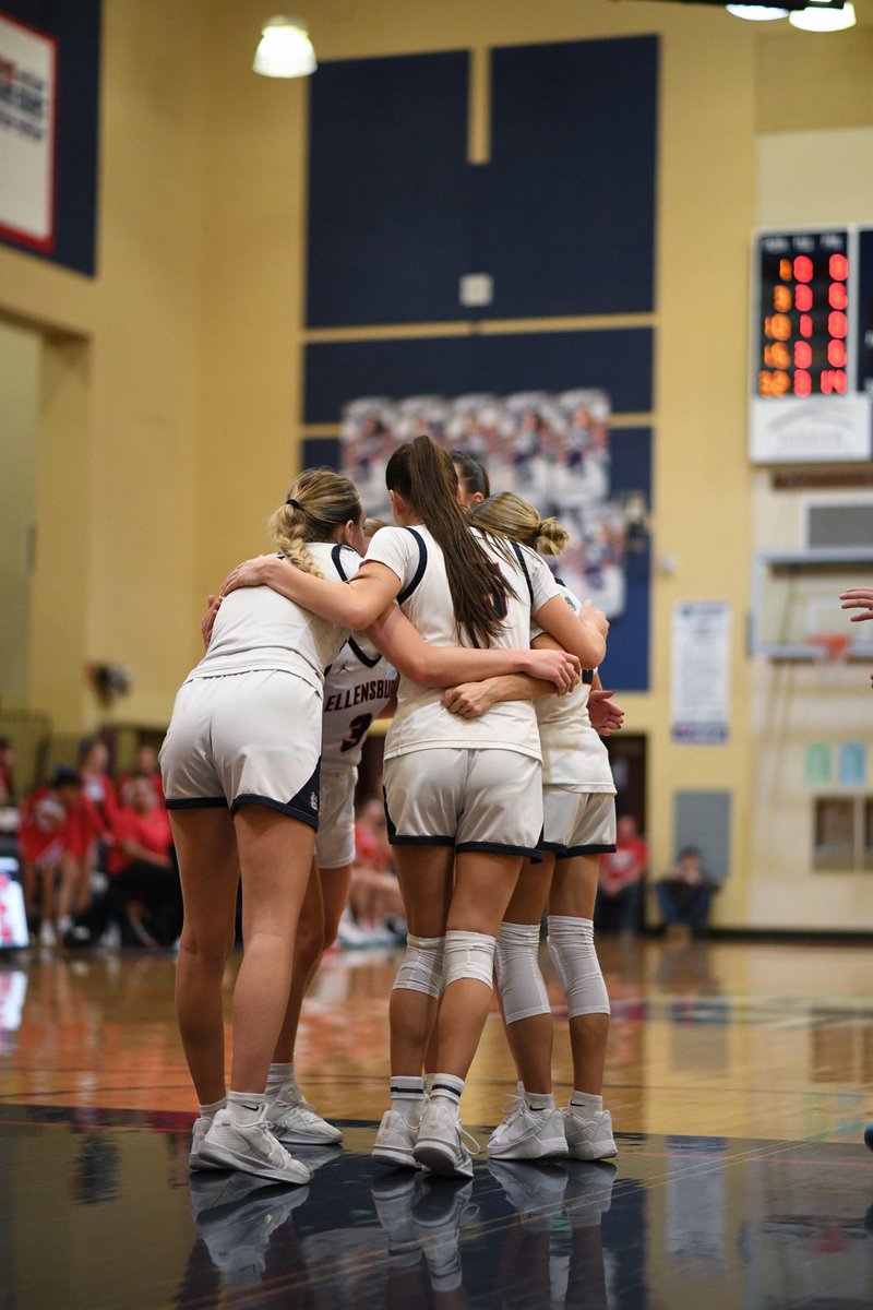 ValleySportsPix's tweet photo. Bulldogs vs Mustangs #OneHeartbeat #Unleashed #WeAreEHS #ThisIsTheCWAC #CWACGBasketball202526 https://t.co/jHmJv6D9KE