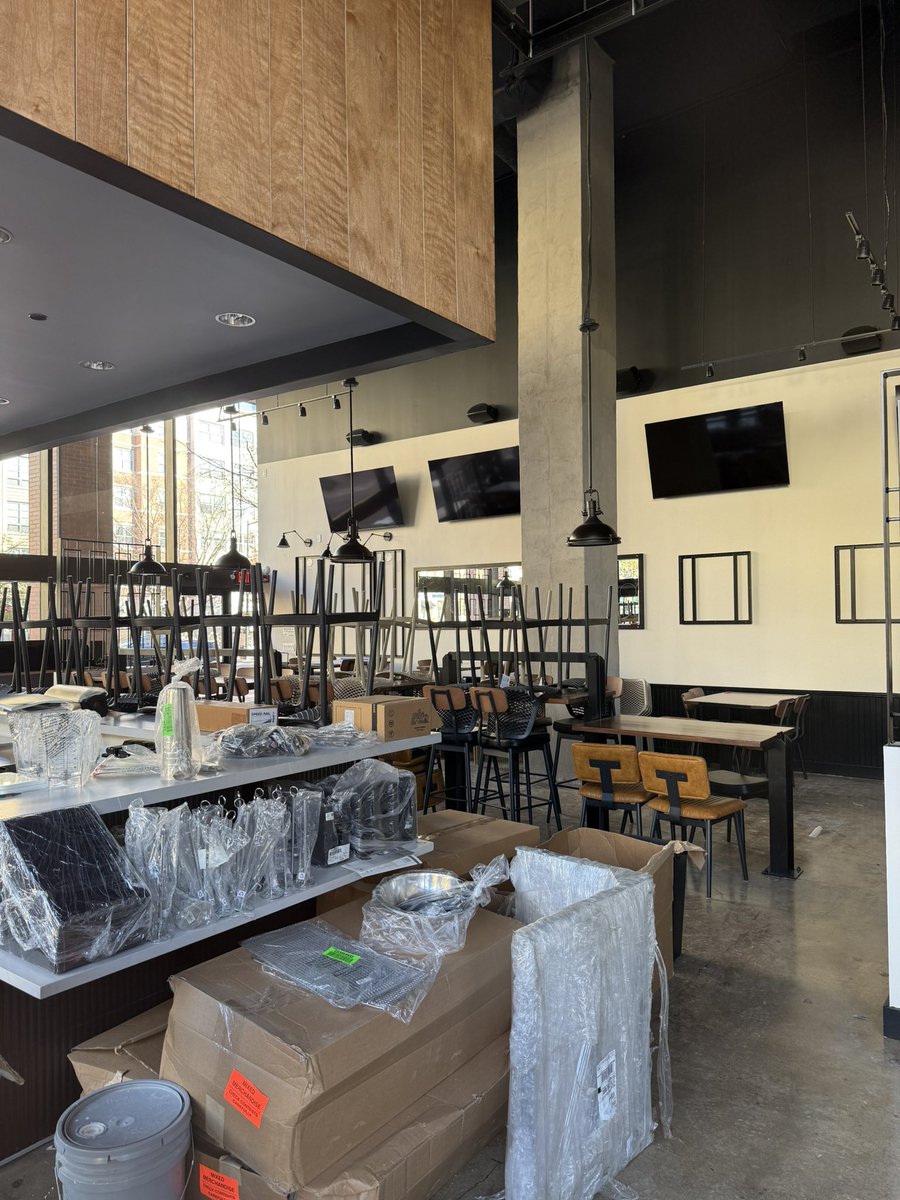 Tenleytown411's tweet photo. Dog Haus in Van Ness (4340 Connecticut Avenue, at corner of Yuma Street) continues to get closer to opening.
No opening date has been announced, but this location is on the company’s website as “temporarily closed” and that sounds imminent.
#DogHaus #VanNess #VanNessDC https://t.co/9MIqYyG1El