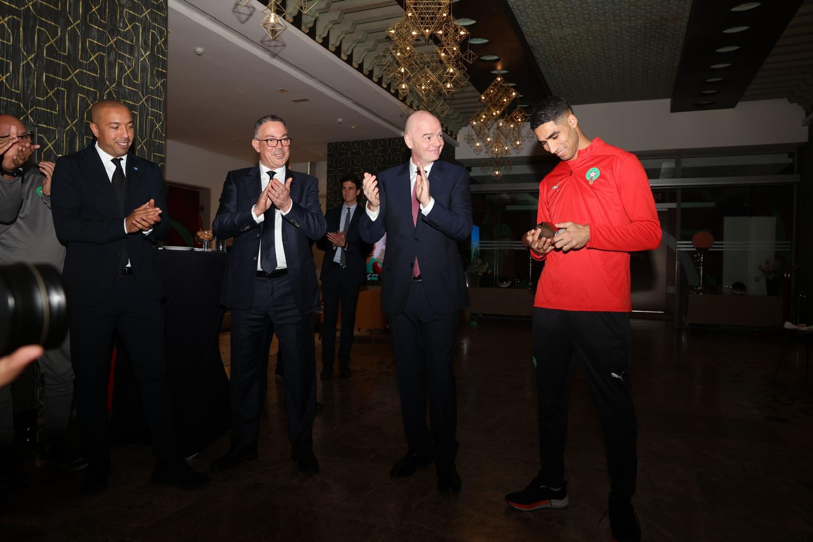 رئيس الفيفا جياني إنفانتينو يسليم جائزة FIFA The Best "التشكيلة المثالية The Best 11" إلى أشرف حكيمي في مقر تدريبات المنتخب المغربي 