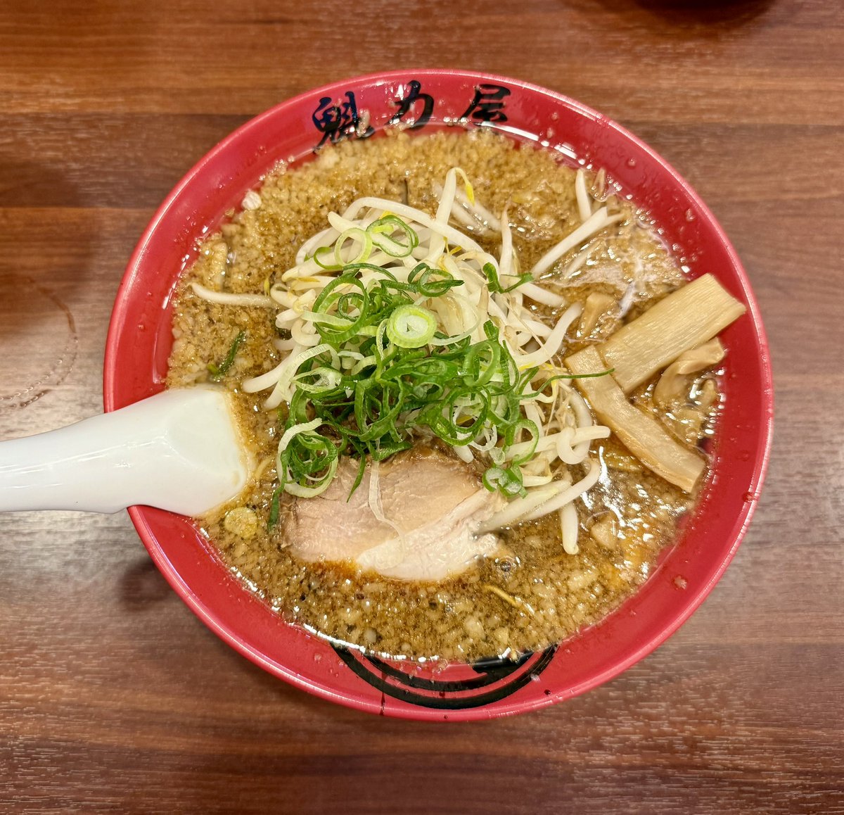 背脂に覆われた漆黒の醤油スープ たっぷりもやしに厚みのある豚バラ