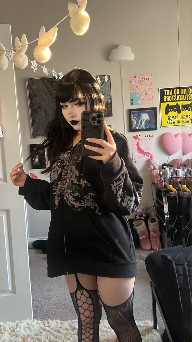 any goth makeup enjoyers in chat ^w^