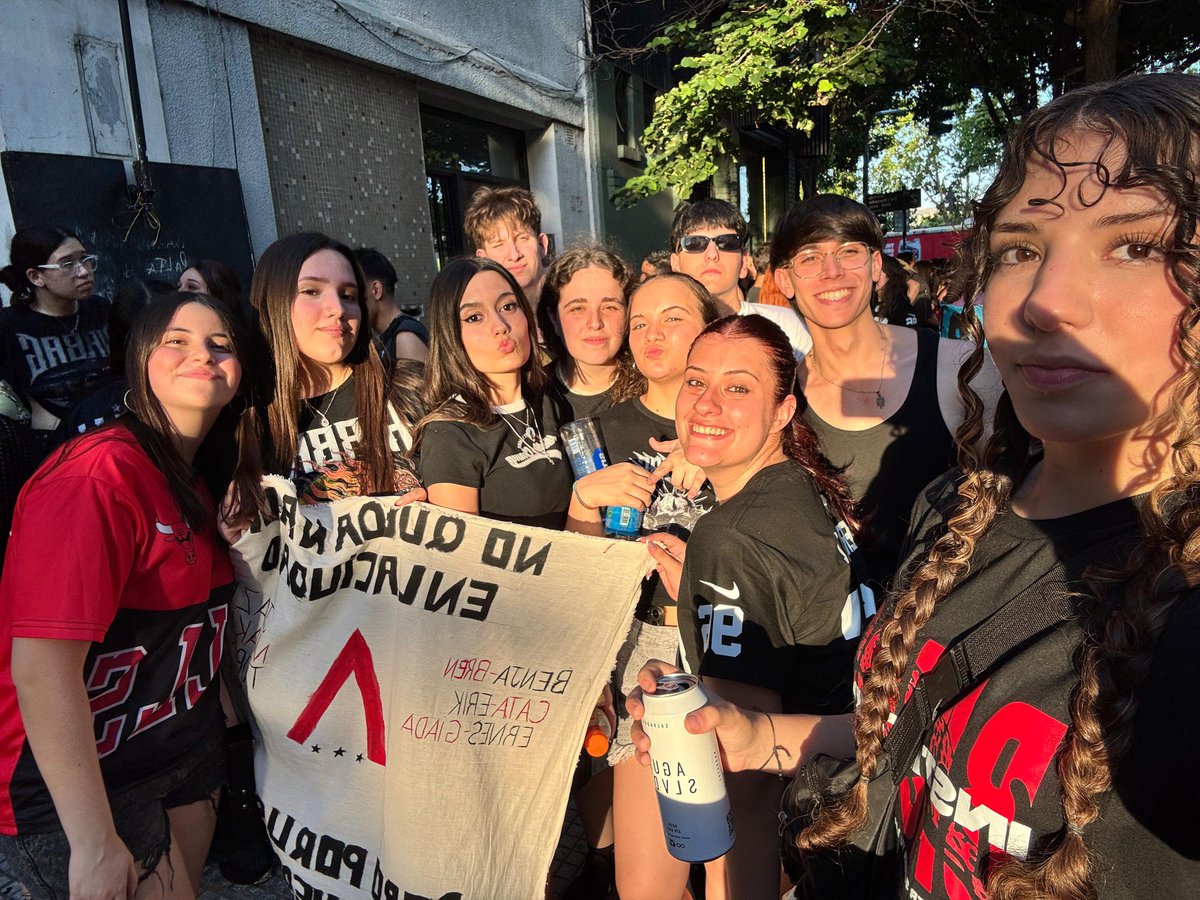 sofintoxicarme's tweet photo. viajé mucho más que una hora por ellos y fue lo mejor que hice en mi vida, los amo para siempre, gracias por este gran encuentro. 🤍 https://t.co/8QjtjC69hQ