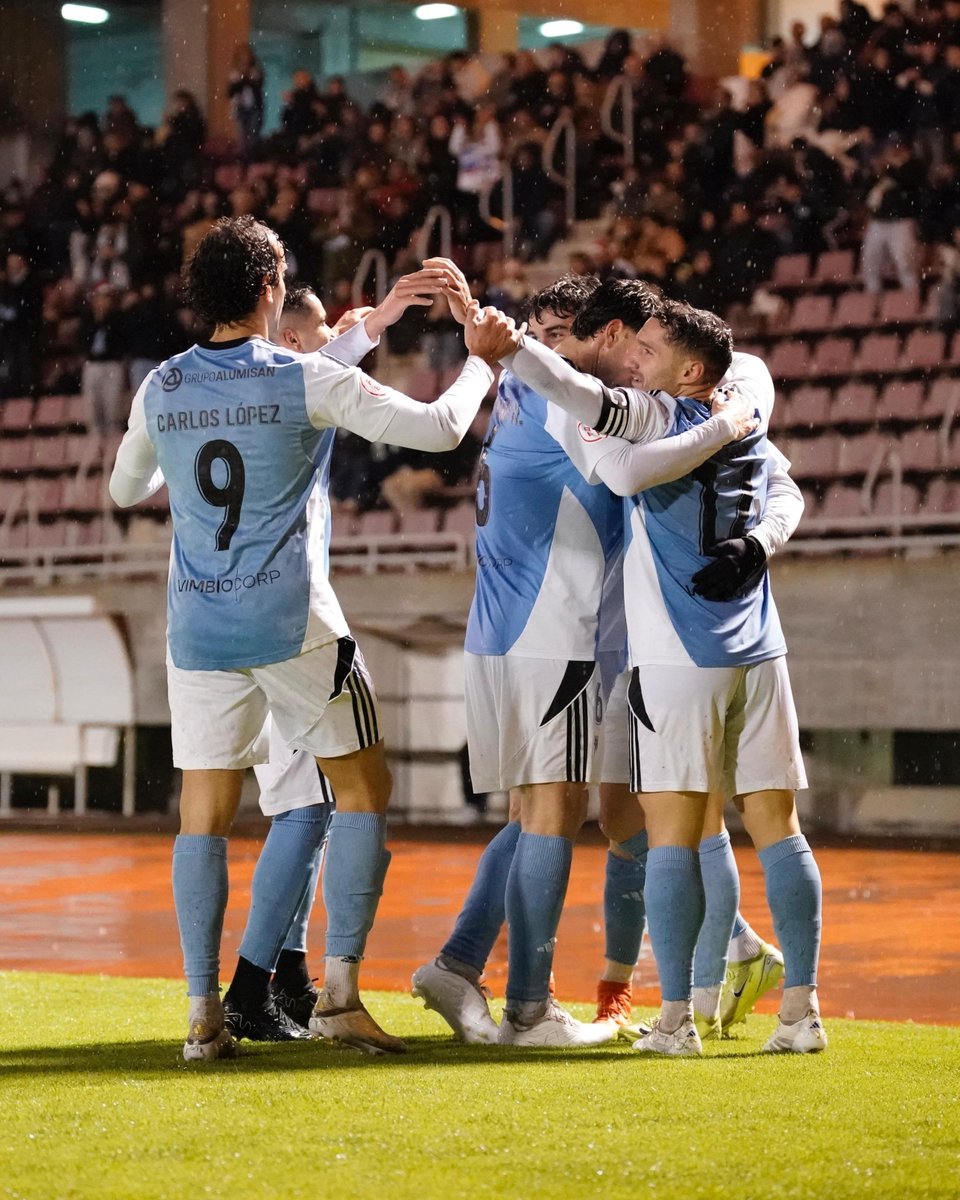 ✍️🩵🤍

💪 O Compos pecha un mes de decembro perfecto con 3 vitorias e 3 porterías a cero para marchar ao parón de Nadal líder e invicto
👉 sdcompostela.com/gl/2025/12/07/…

📸 <a href="/nacho_castano_/">Nacho Castaño</a>

#ComposSomozas