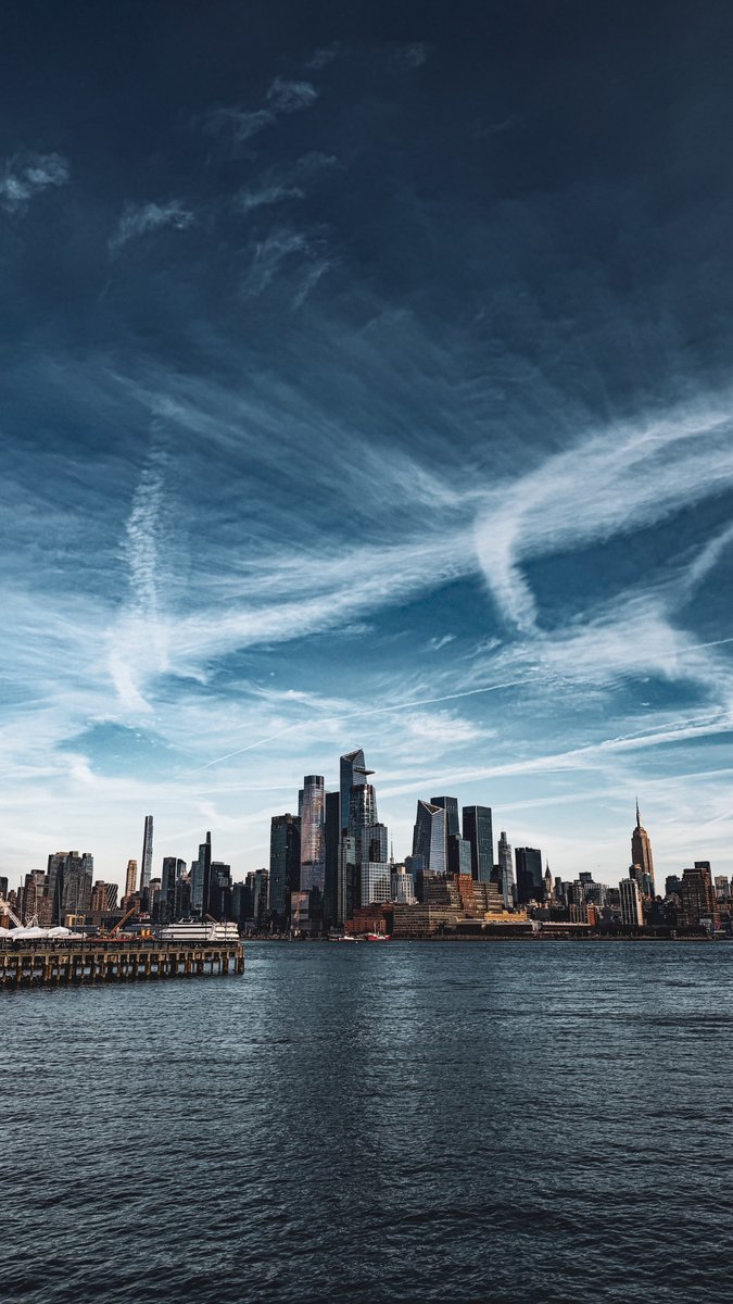 این ماجرای عشق، حدیثی مفصّل است
قاصر بیان که قصّه چنین مختصر گرفت

یک تار موی او به دو عالم نمی‌دهند
با عشقش این معامله گفتیم و سرگرفت

تا چون کند به ابرو و مژگان که چشم مست
دستی به نیزه برد و به دستی سپر گرفت

#شهریار #نیویورک_قشنگ