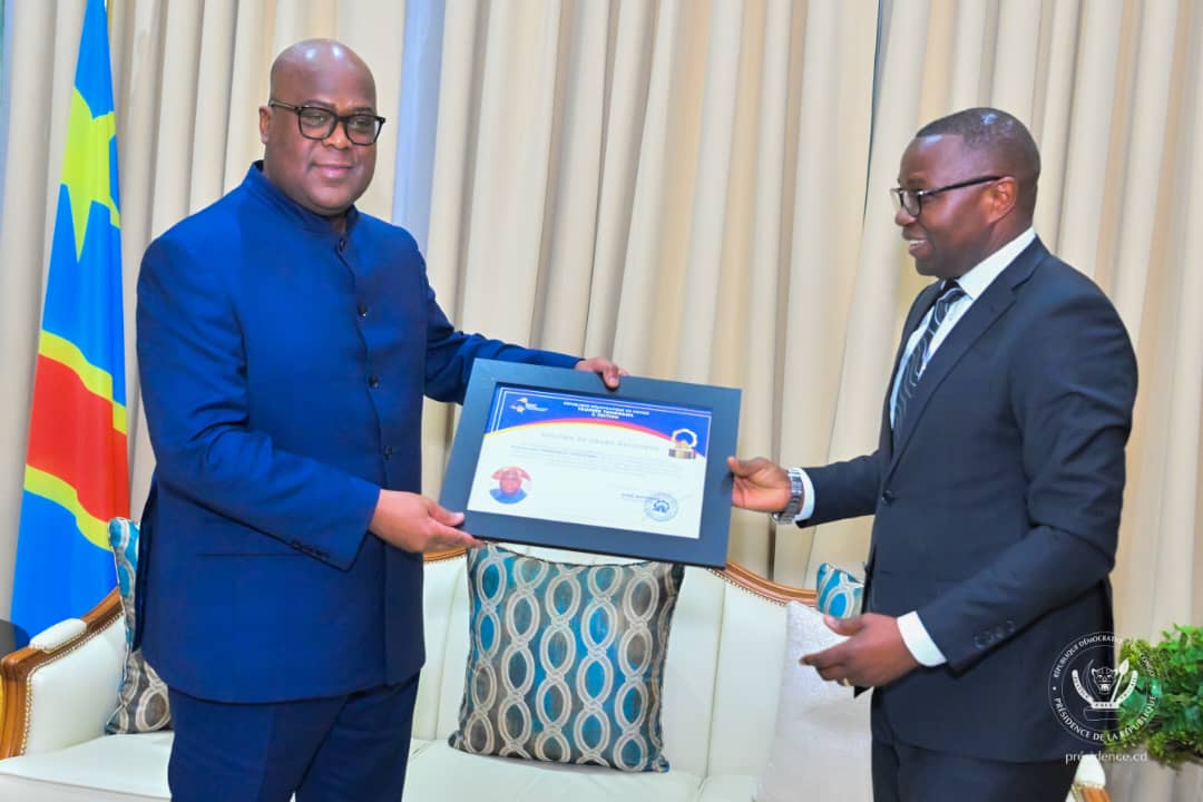 🔴Le Chef de l'Etat <a href="/fatshi13/">Félix A. Tshisekedi</a> a reçu LE PRIX DE GRAND BÂTISSEUR lui décerné le 14 décembre 2025 par la Coordination du Trophée TOMBWAMA. 👑🇨🇩👏