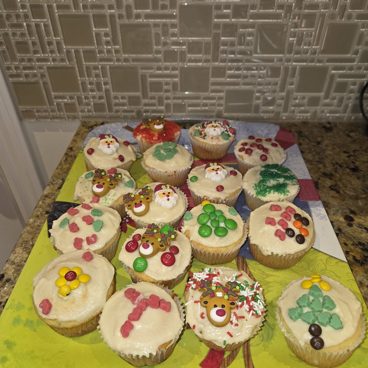 JFGarrard's tweet image. #Christmas #cupcakes with kids! Kept them busy for 30min which is a good stretch!

#holidays #desserts #santaclaus
