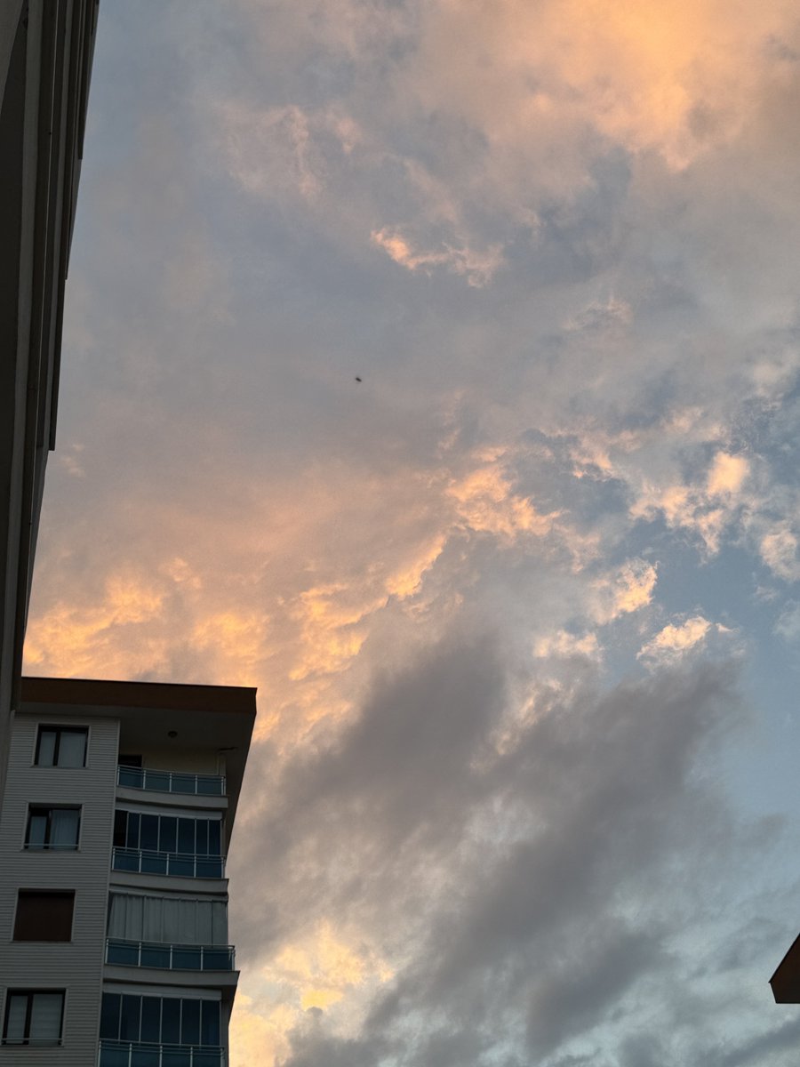 Sana çatlarcasına inanıyorum, çünkü kopartarak geliyorsun göğün zağarlarını...