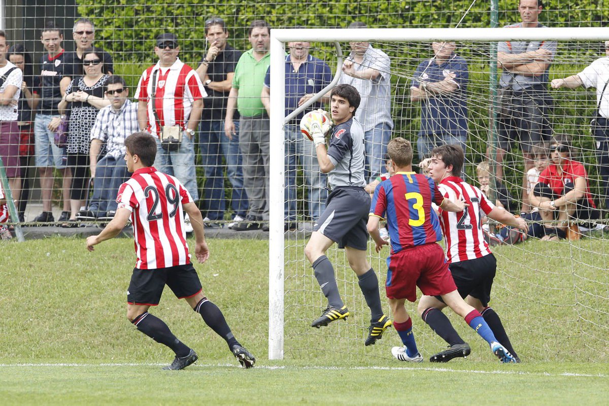 athletic_eus's tweet photo. 👏 Zorionak Aitor Etxebarriazarraga, 2025eko Bizkaiko Bertsolari Txapelketan txapela janzteagatik!

Eta eskerrik asko gaurko arratsaldean zehar zuen bertsoekin gozarazi gaituzuen beste zazpi bertsolariei ere.

#MadeInEuskalHerria 🦁 https://t.co/O77uPirvOJ