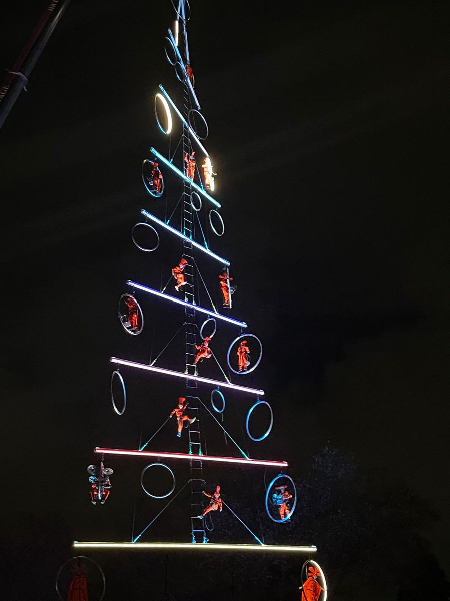 GazettedeMtp's tweet image. Lancement de la ligne 5 : le spectacle enchanteur des acrobates de la compagnie Transe Express sur la Comédie. #Montpellier #ligne5 #inauguration #culture #acrobates