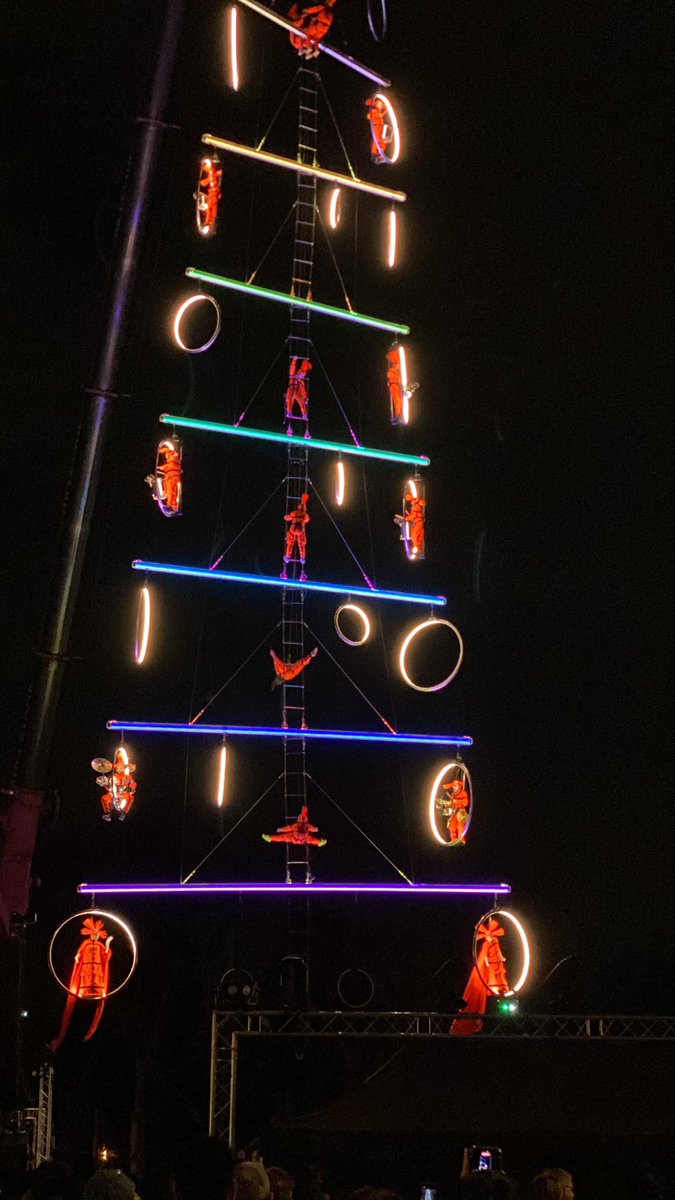 GazettedeMtp's tweet image. Lancement de la ligne 5 : le spectacle enchanteur des acrobates de la compagnie Transe Express sur la Comédie. #Montpellier #ligne5 #inauguration #culture #acrobates